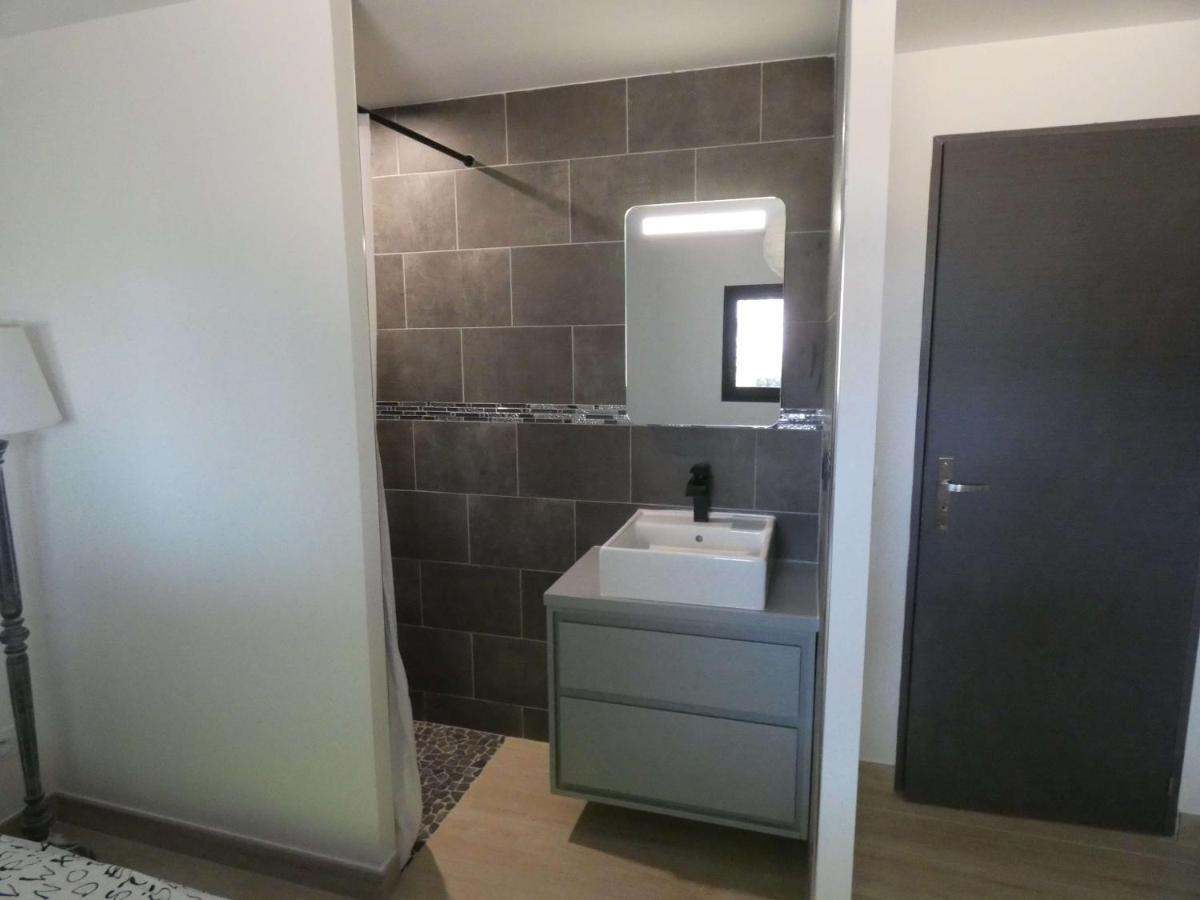 Proche Lac Du Salagou, Chambre Agreable Avec Salle D'Eau Et Wc Prive Lacoste  Ngoại thất bức ảnh
