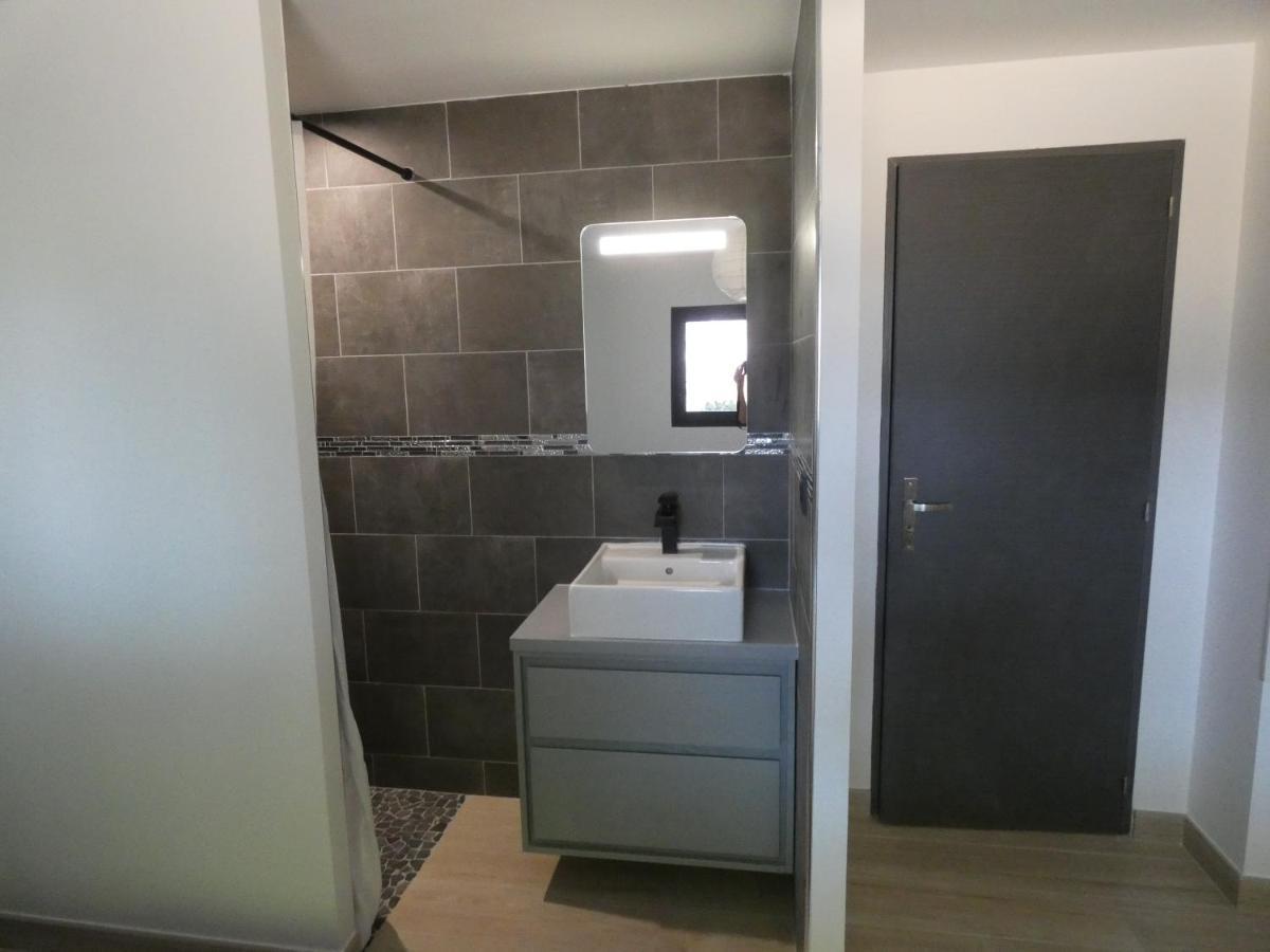 Proche Lac Du Salagou, Chambre Agreable Avec Salle D'Eau Et Wc Prive Lacoste  Ngoại thất bức ảnh